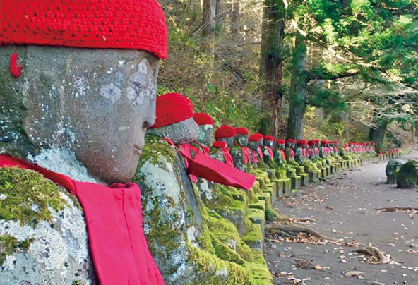 遠くまで並ぶお地蔵さま