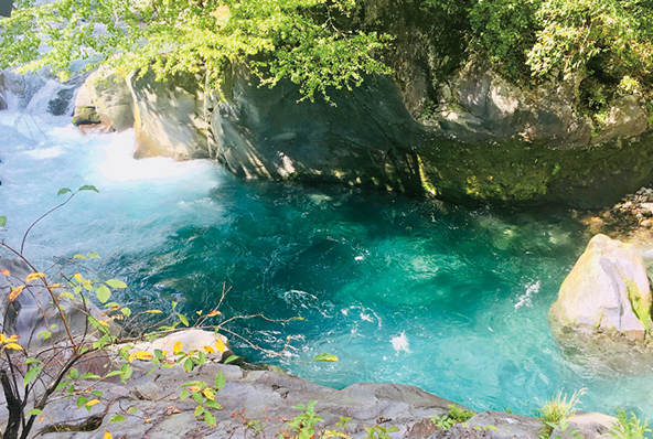 青く見える水面が美しい憾満ヶ淵